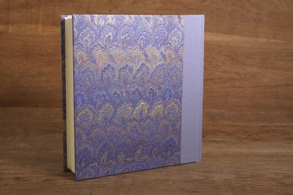 Hübsches handgefertigtes Fotoalbum mit Marmorpapier blau